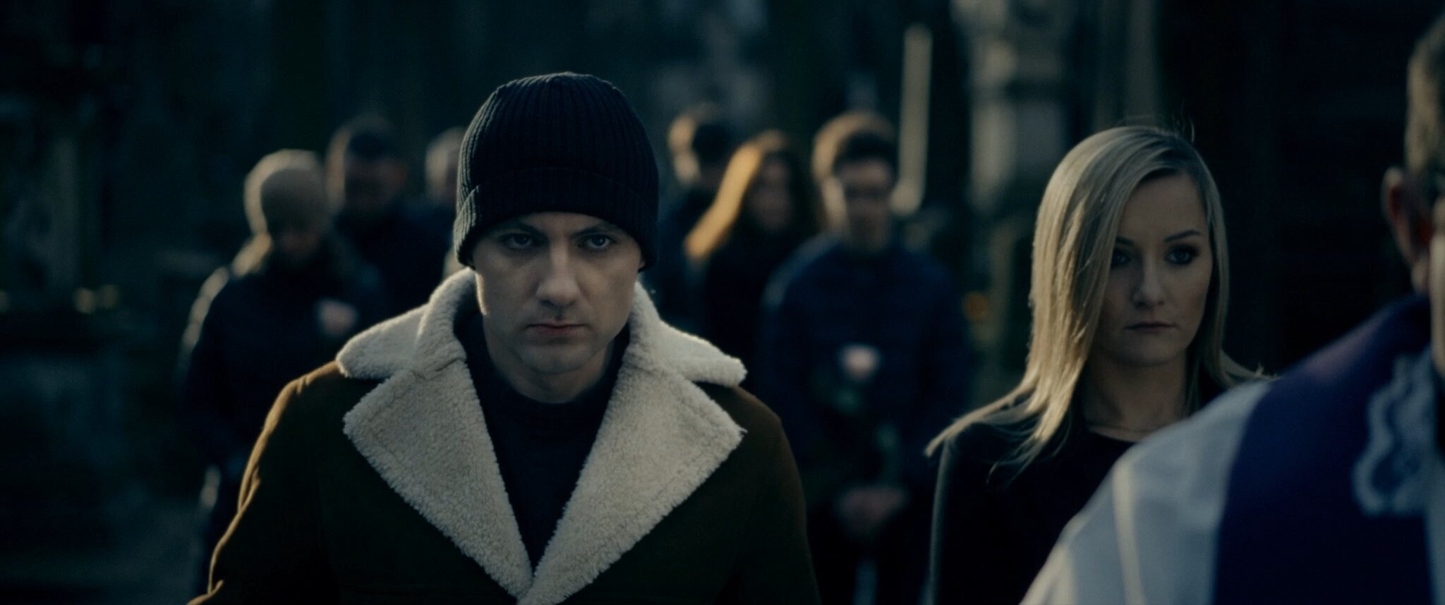 Dwoje młodych bohaterów w dramatycznej scenie filmu Powołany 2